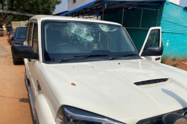 ஓபிஎஸ் மகன் கார் மீது திமுகவினர் கல்வீசித் தாக்குதல் | Dmk Attack Ops Son Car