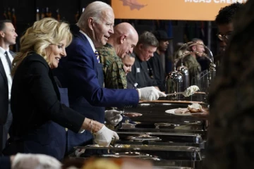 கடற்படையினர்களுக்கு விருந்து பரிமாறிய அமெரிக்க அதிபர்!