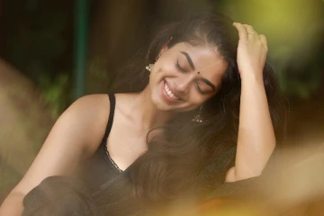 ஸ்லீவ்லெஸ் சேலையில் அழகாக இருக்கும் 'வெந்து தணிந்தது காடு' ஹீரோயின் சித்தி இத்னானி