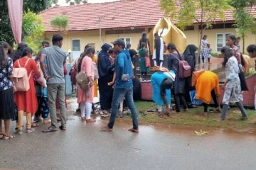 கார்த்திகை 1ம் திகதியான் இன்று யாழ்.பல்கலைகழகத்தில் அஞ்சலித்த மாணவர்கள்(Photos)