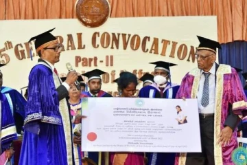 யாழ்.பல்கலைக்கழக பட்டமளிப்பு விழாவில் நெஞ்சை நெகிழ வைத்த தருணம்!