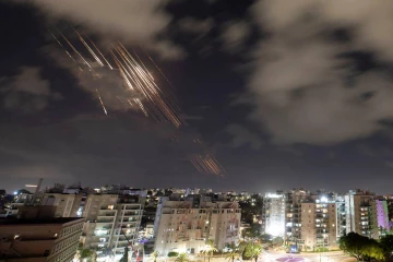 இஸ்ரேல் இராணுவ இலக்குகள் மீது ஈரான் கடும் தாக்குதல்