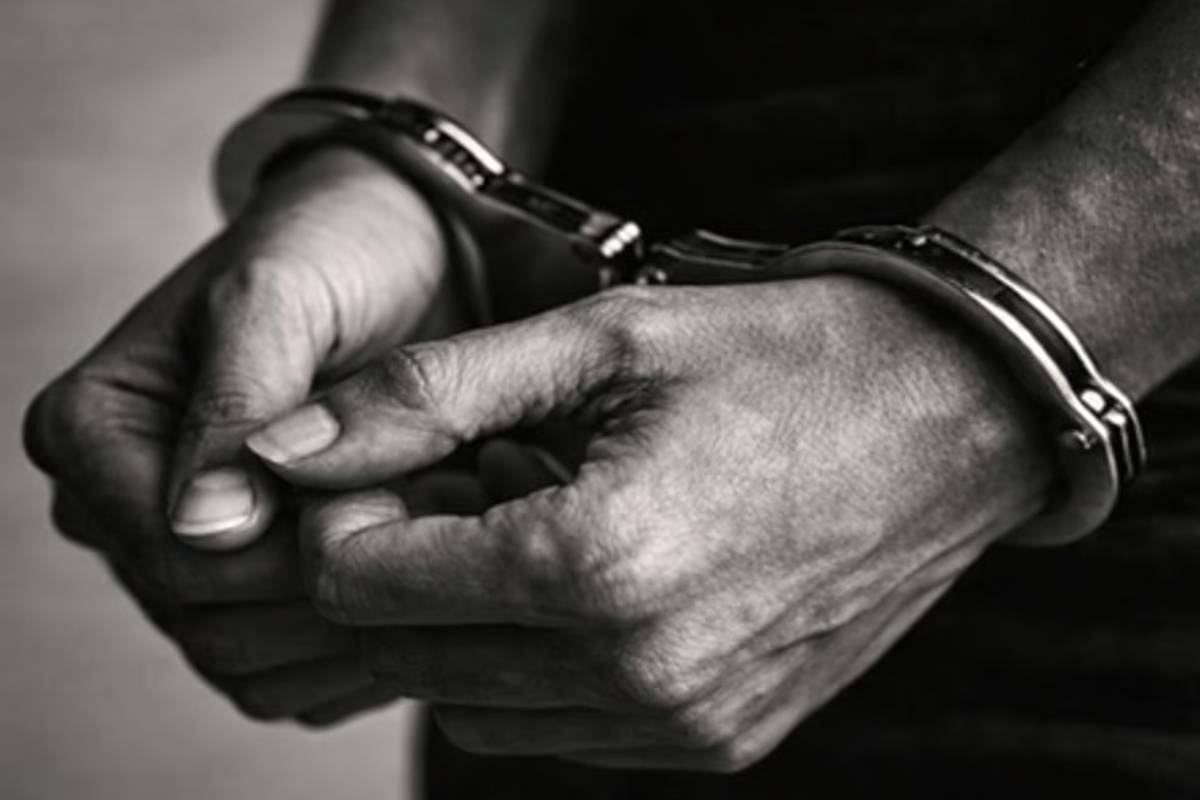யாழில் பௌர்ணமி தினத்தில் மதுபானம் விற்பனை செய்த இருவர் கைது | Two Arrested Selling Liquor Full Moon Day Jaffna