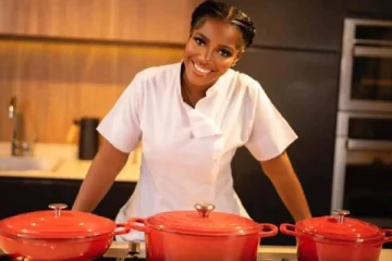 පැය 100ක් කෑම උයා දස්කම් පෑ කාන්තාව.