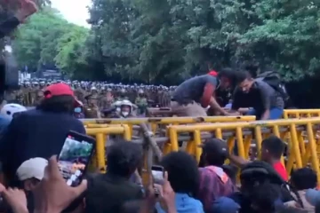 පොලීසිය හා ගැටෙමින් බාධක බිඳ දමමින් ඉදිරියටම ඇදෙන අන්තරේට කඳුළු ගෑස් ප්රහාර..පොල්දූව මංසන්ධිය උණුසුම් වෙයි..! - නවතම දර්ශන මෙන්න..! (VIDEO)