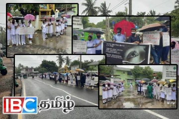 கொட்டும் மழையில் கவனயீர்ப்பு நடவடிக்கையில் ஈடுப்பட்ட மன்னார் பொது வைத்தியசாலை ஊழியர்கள்