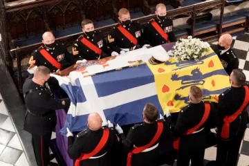 இளவரசர் பிலிப் உடல் நல்லடக்கம்: கண்ணீரில் பிரித்தானிய அரச குடும்பம்