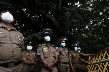 இலங்கை நாடாளுமன்ற நுழைவு வாயிலில் பதற்றம்; 12 பேர் அதிரடி கைது!