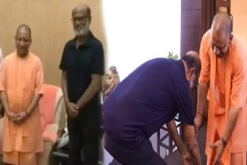 51 வயதான யோகி காலில் விழுந்த ரஜினி: சர்ச்சையைக் கிளப்பிய வீடியோ