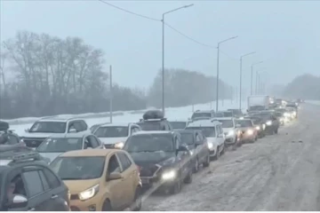 கசகஸ்தானில் நூறு வாகனங்கள் மோதி விபத்து;12 பேர் காயம்