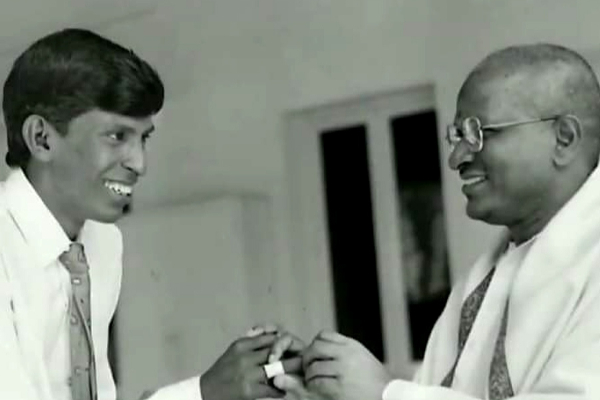 கெத்தா யூ டேர்ன் போட்டு திரும்பிய நடிகர் வடிவேலு - சிரிப்புக்கு வயதில்லை, சிரிப்பை கொடுப்பவருக்கும் வயதில்லை! | Vadivelu Birthday Special Article Today