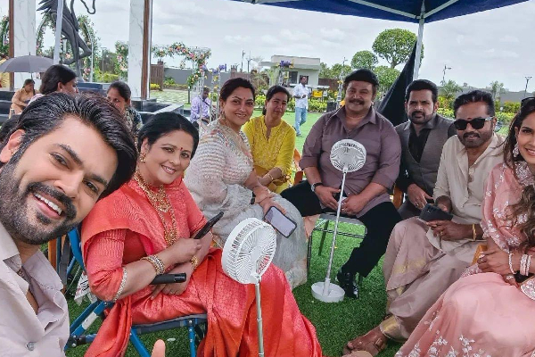 வாரிசு படத்தில் குஷ்பு இந்த காட்சியில் தான் நடித்தாரா? வெளியான ஷூட்டிங் ஸ்பாட் புகைப்படம் | Kushboo Acted In Varisu Movie At This Scene வாரிசு படத்தில் குஷ்பு இந்த காட்சியில் தான் நடித்தாரா? வெளியான ஷூட்டிங் ஸ்பாட் புகைப்படம் | Kushboo Acted In Varisu Movie At This Scene