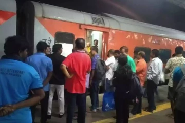 அனைத்து பயணிகளும் அபாய சங்கிலி இழுத்து ரயிலை நிறுத்தியதால் பரபரப்பு - என்ன காரணம்?