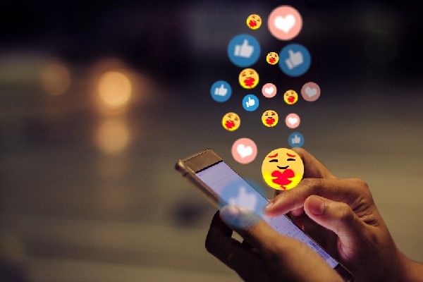 சாட்களின் போது ஈமோஜிக்களை பயன்படுத்துபவரா நீங்கள் | Sending Emojis Could Be Seen As A Contractual