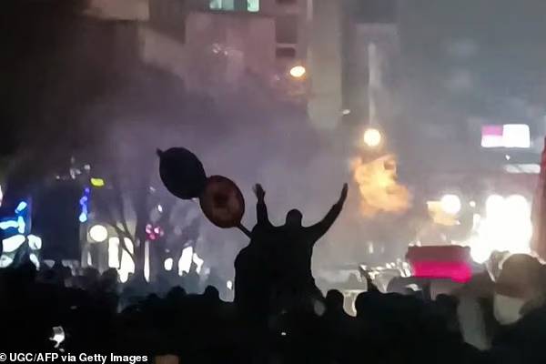 களமிறங்கிய இராணுவம்... ஈரானில் நூற்றுக்கணக்கானோர் கொல்லப்பட்டிருக்கலாம் என்று அச்சம் | Hundreds Of Protesters Killed In Iran களமிறங்கிய இராணுவம்... ஈரானில் நூற்றுக்கணக்கானோர் கொல்லப்பட்டிருக்கலாம் என்று அச்சம் | Hundreds Of Protesters Killed In Iran