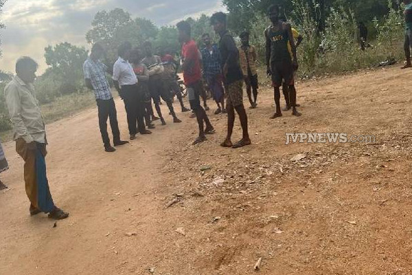 பொதுமக்களால் மடக்கிப்பிடிக்கப்பட்ட நால்வர் : பொலிஸாரிடமிருந்து தப்பியோட்டம்! | Thannimurippu Illegal Fishing 4 Caught By Public