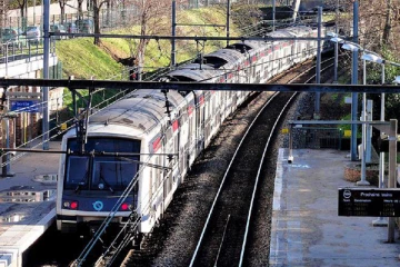 ரயில் தண்டவாளத்தில் காரை விட்டுவிட்டு ஓடிய நபர்... அதிர்ஷ்டவசமாக உயிர் தப்பிய ரயில் பயணிகள்