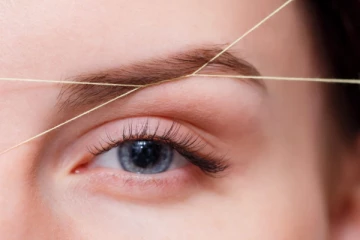 புருவத்தை த்ரெட்டிங் செய்த பிறகு வரும் சிவப்பு பரு.., இதோ உடனடி நிவாரணம்