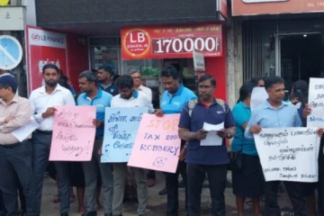 யாழில் பேருந்து நிலையம் முன்பாக போராட்டம்