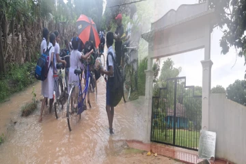 வெள்ள நீர் காரணமாக பாடசாலை செல்வதில் நெருக்கடி நிலையை எதிர்நோக்கும் மந்துவில் கிராம மாணவர்கள் (Video)