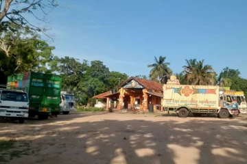 முல்லைத்தீவு குமுழமுனையில் நெல் சந்தையாக மாறிய கோவில்