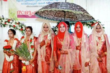 மகளுடன் சேர்த்து வேறு 5 பெண்களுக்கு ஒரே மேடையில் திருமணம் செய்துவைத்த தந்தை! நகைகளை அள்ளி தந்த நெகிழ்ச்சி சம்பவம்