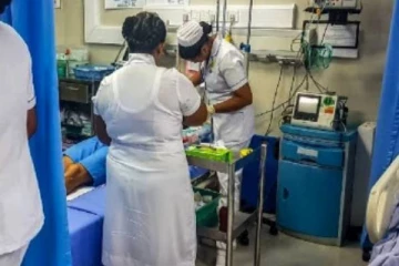 உயிரிழந்த நிலையில் காயங்களுடன் வைத்தியசாலையில் ஒப்படைக்கப்பட்ட சிறுமி! வாகனத்துடன் மாயமான இளைஞர்கள்