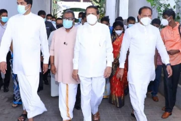 அமைச்சு அலுவலகங்களை துப்பரவு செய்யும் அமைச்சர்கள்