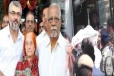 தாயின் உடலை தோளில் சுமந்து சென்ற நடிகர் அஜித் - காணொளி வைரல்