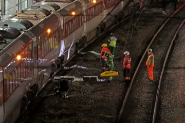 இங்கிலாந்து ரயிலில் கொடூர கத்தி குத்து தாக்குதல் : 9 பேர் படுகாயம்