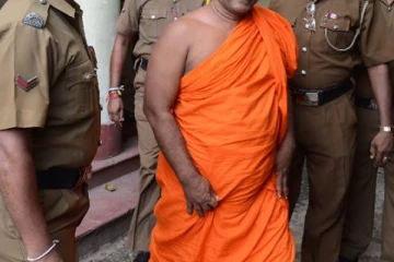 மதுபோதையில் நடு வீதியில் மோசமாக நடந்து கொண்ட பிக்கு