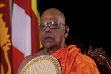 நாட்டை விற்று விடுவார்கள் என்று சந்தேகிக்கும் மக்கள்