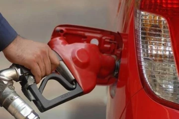 வரலாறு காணாத அளவில் உயர்ந்த பெட்ரோல் விலை - தவிக்கும் மக்கள்