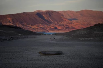 ஏரிக்குள் புதைக்கப்பட்ட நிலையில் மனித சடலங்கள்: அதிர்ச்சியை ஏற்படுத்திய சம்பவம்