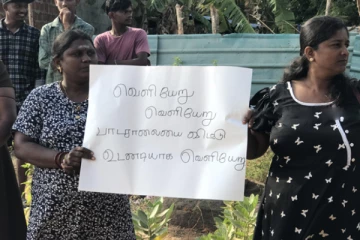 திருஞானசம்பந்தர் வித்தியாலய அதிபரை மாற்ற கோரி வீதிக்கு இறங்கிய பெற்றோர்கள்!