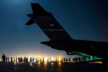 காபூலில் இருந்து வெளியேறிய கடைசி அமெரிக்க விமானத்தில் தப்பிய மர்ம நபர்: குழம்பும் அதிகாரிகள்