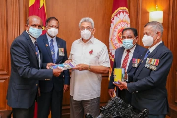 கோட்டாபயவுக்கு அணிவிக்கப்பட்ட “பொப்பி மலர்”