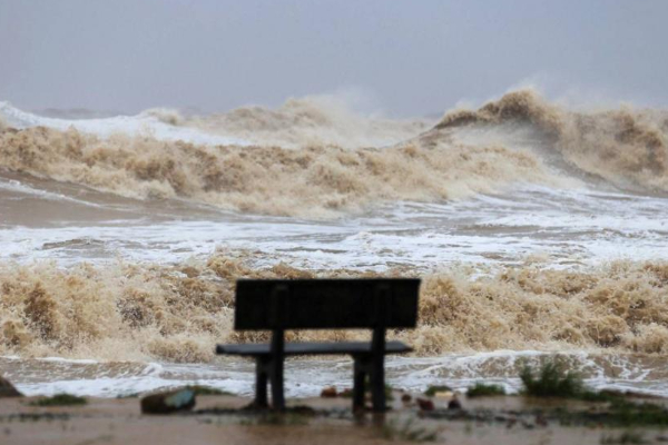 வியட்நாமை தாக்கிய சக்தி வாய்ந்த சூறாவளி | Powerful Typhoon Hits Vietnam S Coast