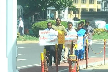 පොලිසිය සීසර්ලාව රකිනවා - ලීසින් වාරික ගෙවන්නන් පොලිස් මූලස්ථානය වටලයි