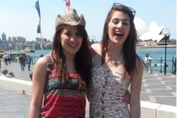 முதலையின் வாயில் மாட்டிக்கொண்ட தனது இரட்டை சகோதரி; உயிரை பணயம் வைத்து காப்பாற்றிய மற்றோரு சகோதரி! சுற்றுலா சென்ற இடத்தில் விபரீதம்