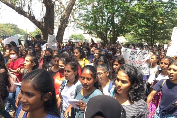 மீண்டும் சூடு பிடிக்கும் கொழும்பு - போராட்டத்தில் குதித்த பல்கலைக்கழக மாணவர்கள் (படங்கள்)
