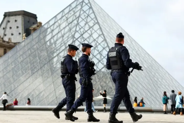 பிரான்ஸ் அருங்காட்சியகக் கொள்ளை: சமீபத்திய தகவல் | 4 Suspects Arrested In France Louvre Heist