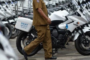 ஏற்றிச்செல்ல மறுத்ததால் பொலிஸ் உத்தியோகத்தரை தாக்கிய நபர்!