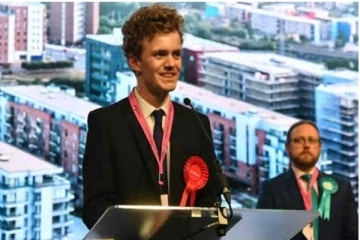 ලෝකෙම අවධානයට ලක්වුණු බ්‍රිතාන්‍ය පාර්ලිමේන්තුවේ බේබි...