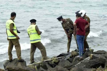 களுத்துறை கடற்கரையில் தந்தைக்கும் மகளுக்கும் காத்திருந்த அதிர்ச்சி; பொலிஸார் குழப்பம்