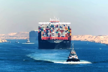 சூயஸ் கால்வாயில் டேங்கர் கப்பல் மீது மோதி நீரில் மூழ்கிய இழுவைப்படகு