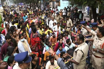 திருப்பதியில் இலவச தரிசன டோக்கன் வாங்க முண்டியடித்த பக்தர்கள்.., தமிழக பெண் உள்பட 6 பேர் உயிரிழப்பு