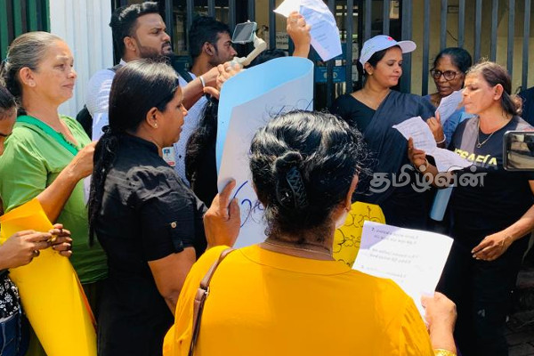 சுகாதர அமைச்சரே வெளியேறு! சுகாதார அமைச்சை முற்றுகையிட்ட பெண்கள் (Video) | Protest Before The Ministry Of Health