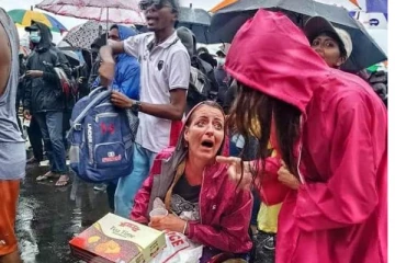 "..සටන් නොකර මම යන්නෙ නැහැ. සටන් කරලයි මම යන්නෙ.." ස්විට්සර්ලන්තය හැරදා මෙරටට පැමිණ අරගලයට එකතු වූ දිරිය කත..(PHOTOS)