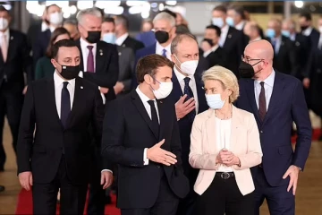 பிரித்தானிய சுற்றுலாப்பயணிகளின் கிறிஸ்துமஸ் பயணத்திட்டங்களை கனவாக்கிய பிரான்ஸ் நாட்டின் அறிவிப்பு